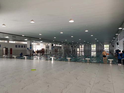 青龍山學(xué)校泳池,同學(xué)們都很喜歡上游泳課 青龍山學(xué)校泳池,同學(xué)們都很喜歡上游泳課