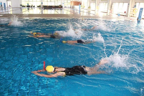 在室內(nèi)泳池游泳 在室內(nèi)泳池游泳