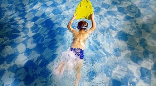 青少年在游泳池游泳 青少年在游泳池游泳