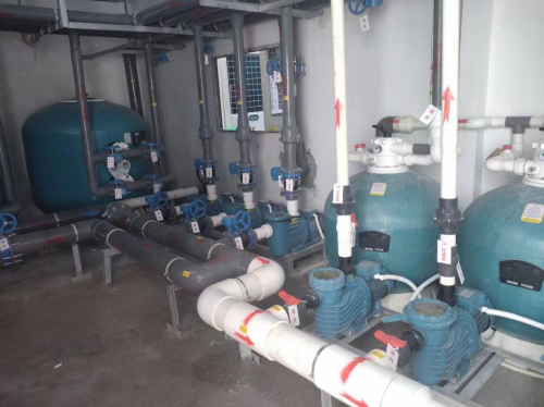 泳池設(shè)備機房里的循環(huán)水泵